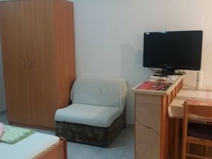 18694096-Ferienwohnung-2-Povlja-300x225-5