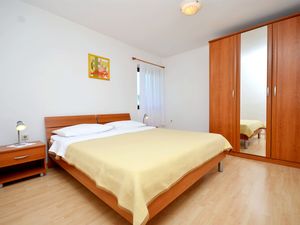 23940262-Ferienwohnung-4-Povljana-300x225-4