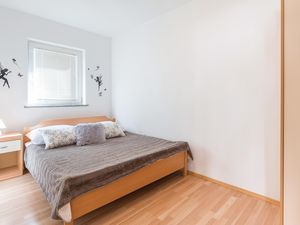 23737115-Ferienwohnung-4-Povljana-300x225-2