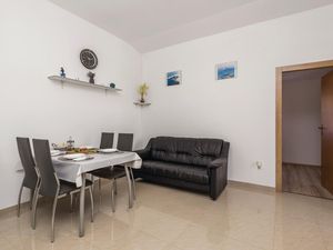 23739071-Ferienwohnung-4-Povljana-300x225-2