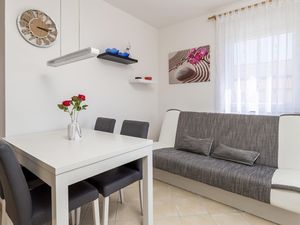 23754653-Ferienwohnung-4-Povljana-300x225-3