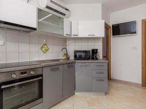 23754653-Ferienwohnung-4-Povljana-300x225-4