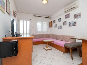 18323498-Ferienwohnung-4-Povljana-300x225-1