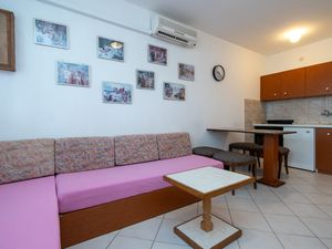 18323498-Ferienwohnung-4-Povljana-300x225-3