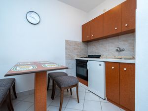 18323498-Ferienwohnung-4-Povljana-300x225-5