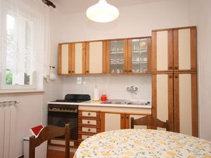 18322050-Ferienwohnung-3-Povljana-300x225-2