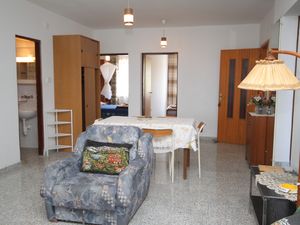 18323444-Ferienwohnung-8-Povljana-300x225-4