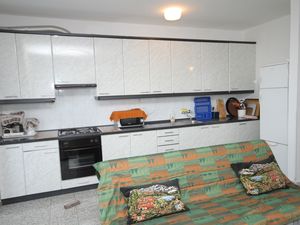 18323444-Ferienwohnung-8-Povljana-300x225-5