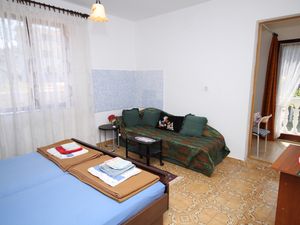 18322369-Ferienwohnung-4-Povljana-300x225-4