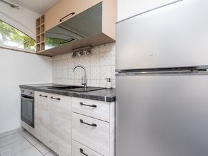 18688744-Ferienwohnung-4-Povljana-300x225-3