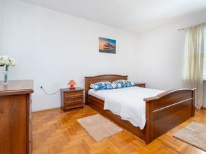 18693466-Ferienwohnung-6-Povljana-300x225-5