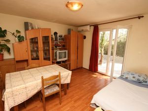 18950025-Ferienwohnung-4-Povljana-300x225-1