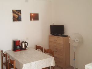 19126829-Ferienwohnung-4-Povljana-300x225-1