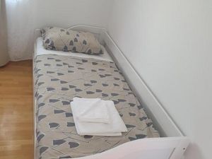 23988294-Ferienwohnung-3-Povljana-300x225-4