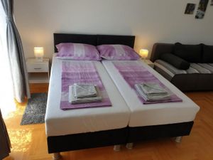 23988296-Ferienwohnung-4-Povljana-300x225-4