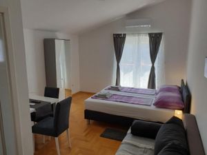 23988296-Ferienwohnung-4-Povljana-300x225-5