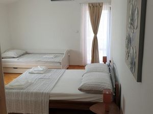 23988298-Ferienwohnung-3-Povljana-300x225-5