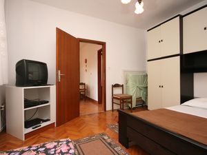 23925819-Ferienwohnung-3-Povljana-300x225-4