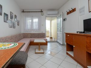 23925821-Ferienwohnung-4-Povljana-300x225-3