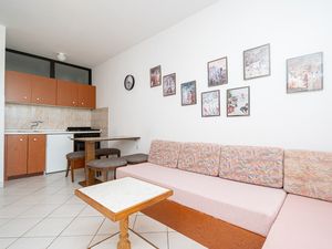 23925821-Ferienwohnung-4-Povljana-300x225-4