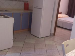 23931413-Ferienwohnung-4-Povljana-300x225-2