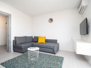 18688741-Ferienwohnung-6-Povljana-300x225-2