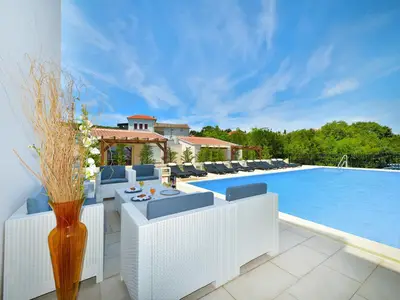 PoolOfHouse