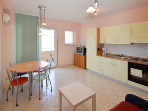 23773062-Ferienwohnung-5-Premantura-300x225-5