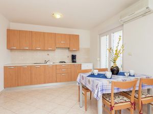 23697027-Ferienwohnung-4-Premantura-300x225-2