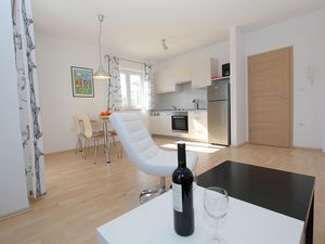 23697044-Ferienwohnung-4-Premantura-300x225-2