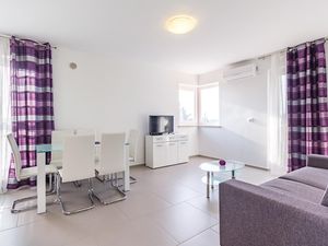 23709113-Ferienwohnung-6-Premantura-300x225-2