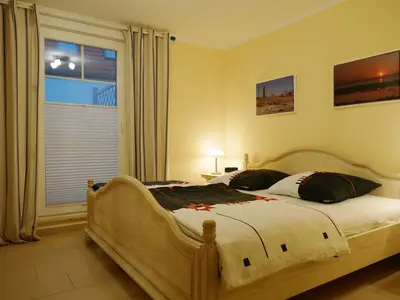 Schlafzimmer mit Doppelbett