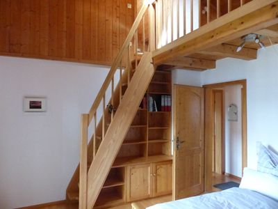 Zugang zur Galerie mit Einzelbett über Raumspartreppe