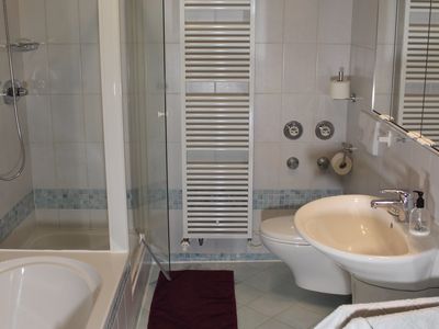 Bad mit Badewanne und Dusche Ferienwohnung Erhard