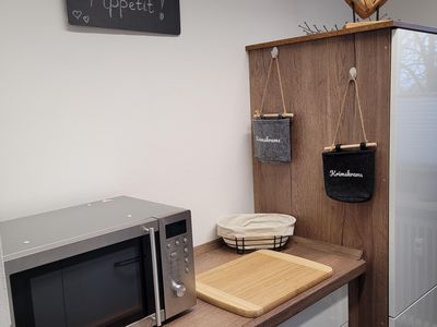 Küche mit Kühlschrank und MIkrowelle