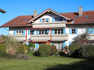 Aussenansicht Haus_ruhiger Innenhof mit Balkon und Garten