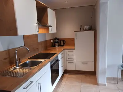 Küchenzeile mit Spülmaschine, Ceranfeld und Backofen Ferienwohnung Bauer