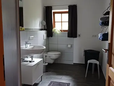 Bad mit Dusche und WC