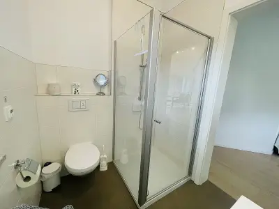 Bad mit Dusche und WC (Fußbodenheizung)