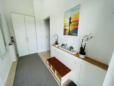 Diele mit zusätzlichem Schrank und Sitzbank