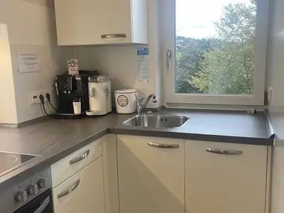 Küche mit 2 Kaffeemaschinen (Bohnen, Pulver, kompostierbare Kapseln)