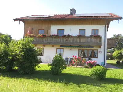 Hausansicht (FW links oben) Ferienwohnung Lackerschmid