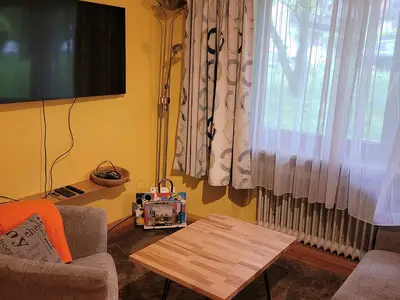 Wohnbereich mit großem TV-Bildschirm