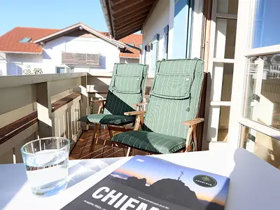 Balkon mit bequemen Stühlen und Esstisch