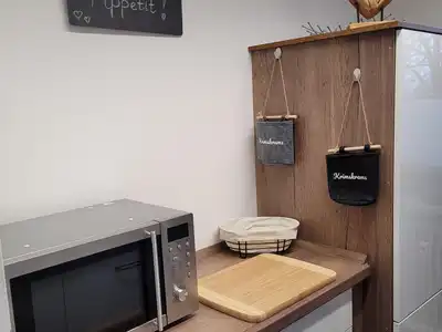 Küche mit Kühlschrank und MIkrowelle