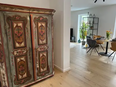 Eingangsbereich mit antikem Bauernschrank