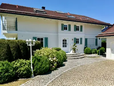 Herzlich willkommen! Vorderansicht mit  Hauszufahrt Ferienwohnung Ober