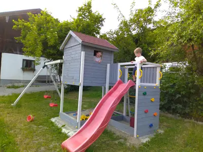 Spielehaus mit Sandkasten