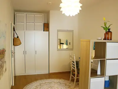 Schlafzimmer- Schrank und Arbeitsplatz