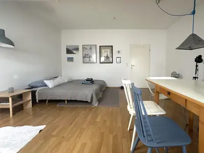 Wohnzimmer Doppelbett statt Sofa, Ansicht vom Fenster aus